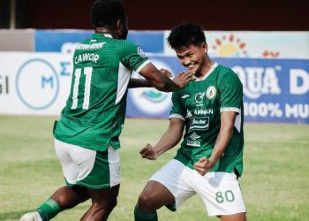 Hokky Caraka berselebrasi seusai mencetak gol ke gawang Madura United