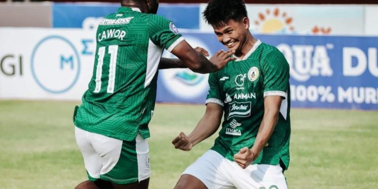 Hokky Caraka berselebrasi seusai mencetak gol ke gawang Madura United