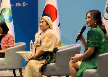 Walikota Maria Theresa Royo-Timbol dan Wakil Walikota Elizabeth Mangudadatu dari Mangudadatu, Maguindanao, Mindanao, Filipina, bersama Ruby Banares-Victorino, aktivis wanita Filipina, mantan Presiden Zonta Club metropilitan pasig
