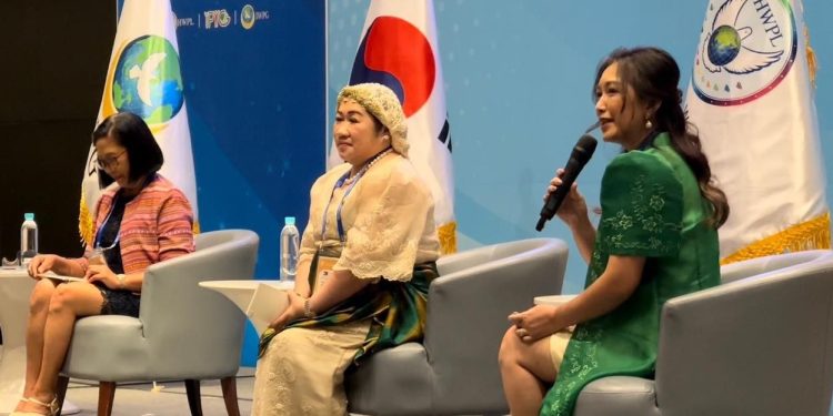 Walikota Maria Theresa Royo-Timbol dan Wakil Walikota Elizabeth Mangudadatu dari Mangudadatu, Maguindanao, Mindanao, Filipina, bersama Ruby Banares-Victorino, aktivis wanita Filipina, mantan Presiden Zonta Club metropilitan pasig