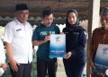 Kepala BP3MI Jawa Timur, Titis Wulandari menyerahkan santunan kepada perwakilan keluarga PMI korban tawuran pesilat
