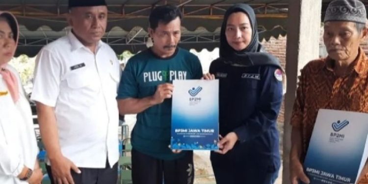 Kepala BP3MI Jawa Timur, Titis Wulandari menyerahkan santunan kepada perwakilan keluarga PMI korban tawuran pesilat