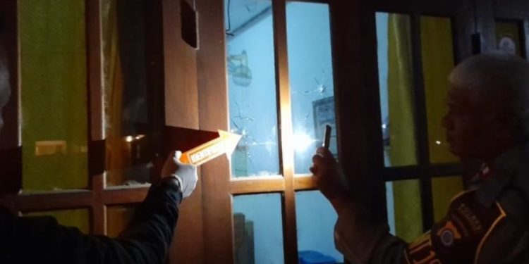 Kondisi kaca jendela rumah dukuh yang rusak usai ditembak orang tak dikenal di Panjatan, Kulon Progo, DIY
