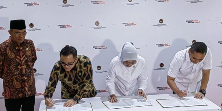 Menteri PANRB Abdullah Azwar Anas, Menteri Ketenagakerjaan Ida Fauziyah, dan Wakil Menteri Aga Saiful Rahmad Dasuki saat menandatangani SKB penetapan libur nasional dan cuti bersama 2024