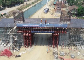Pekerjaan konstruksi jembatan jalan tol Jogja Bawen di atas Selokan Mataram, baik Elevated 1