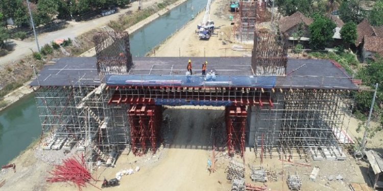 Pekerjaan konstruksi jembatan jalan tol Jogja Bawen di atas Selokan Mataram, baik Elevated 1