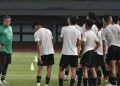 Pelatih Timnas U-17 Bima Sakti memberikan arahan kepada para pemain saat latihan di Stadion Patriot Chandrabhaga