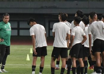 Pelatih Timnas U-17 Bima Sakti memberikan arahan kepada para pemain saat latihan di Stadion Patriot Chandrabhaga