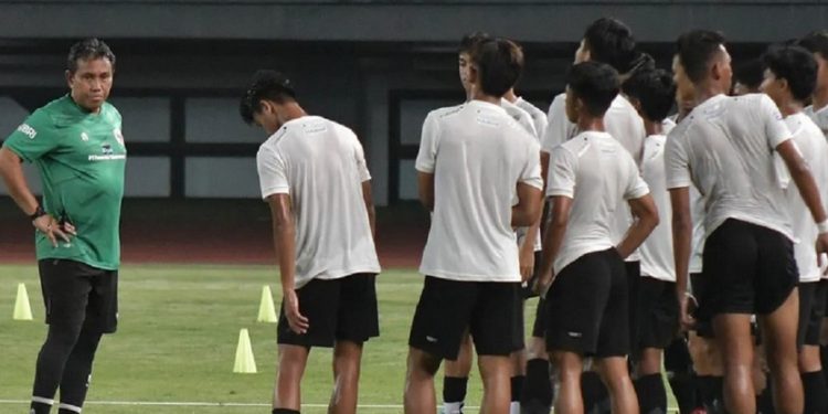 Pelatih Timnas U-17 Bima Sakti memberikan arahan kepada para pemain saat latihan di Stadion Patriot Chandrabhaga