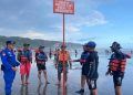 Petugas memasang rambu peringatan bahaya di kawasan Pantai Parangtritis untuk mencegah adanya laka laut
