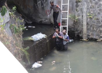 Polisi melakukan evakuasi dua mayat bayi perempuan yang ditemukan di Kali Buntung, Dusun Krasakan, Jogotirto, Berbah
