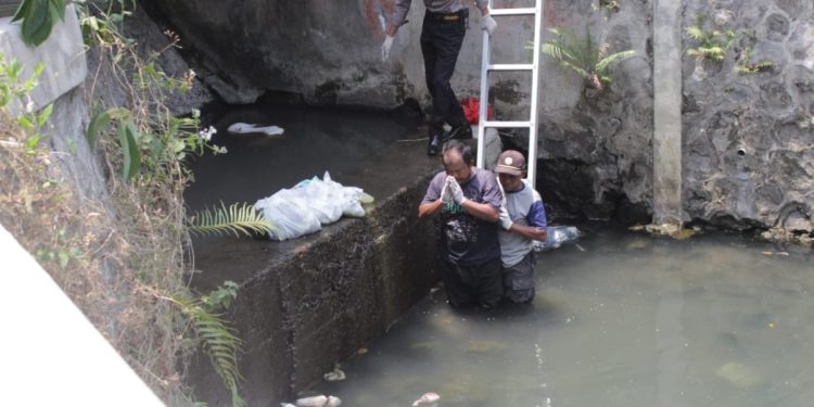 Polisi melakukan evakuasi dua mayat bayi perempuan yang ditemukan di Kali Buntung, Dusun Krasakan, Jogotirto, Berbah