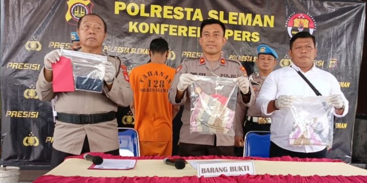 Polisi menunjukan Barang Bukti Pelaku Pembuangan Bayi Perempuan Kembar di Jogja