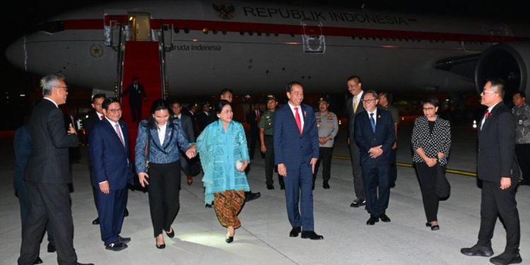 Presiden Joko Widodo dan Ibu Iriana Joko Widodo mendarat di Bandar Udara Internasional Soekarno-Hatta, Tangerang
