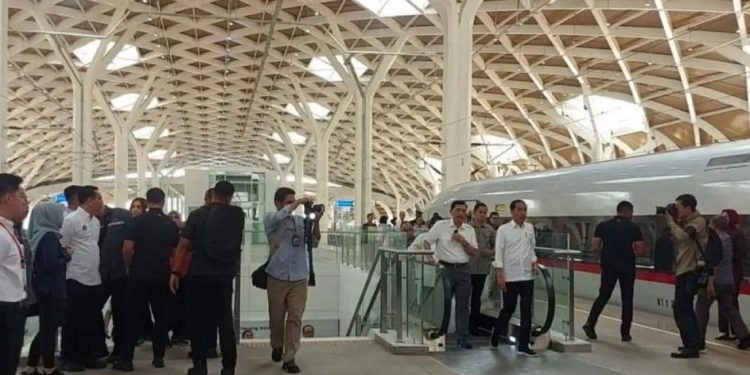 Presiden RI Joko Widodo melakukan uji coba operasional kereta api (KA) cepat relasi Jakarta-Bandung dari Stasiun KCJB Halim