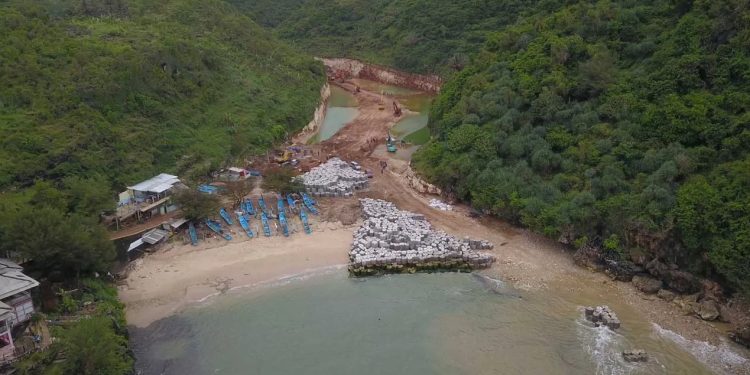 Proses pembangunan kolam pelabuhan Gesing di Kalurahan Girikarto, Panggang, Gunungkidul