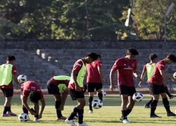 Sejumlah pemain Timnas U-17 melakukan kontrol bola dalam pemusatan latihan persiapan Piala Dunia U-17, di Stadion Sriwedari Solo