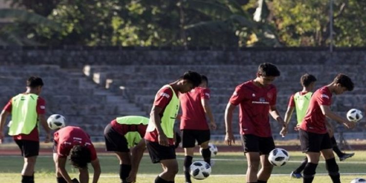 Sejumlah pemain Timnas U-17 melakukan kontrol bola dalam pemusatan latihan persiapan Piala Dunia U-17, di Stadion Sriwedari Solo