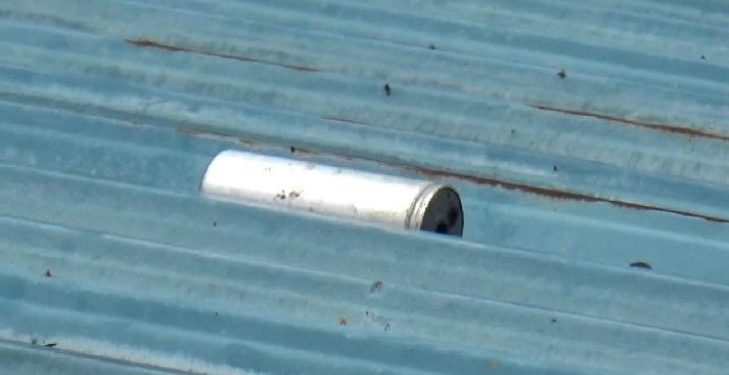 Selongsong peluru gas air mata yang ditemukan Komnas HAM di atas atap SDN 24 Galang, Pulau Rempang