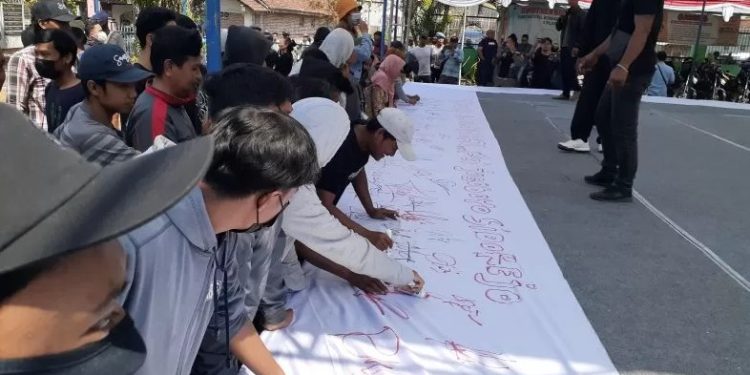 Suasana massa saat membuat tanda tangan untuk menuntut jogoboyo kalurahan Sidorejo, Godean, Sleman mundur dari jabatannya