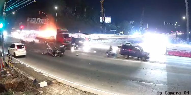 Tangkapan Layar Video CCTV Kecelakaan di tol bawen ungaran