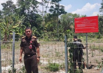 Tim Kejati DIY memasang papan keterangan penyitaan tanah mantan Kepala Dispertaru DIY Krido Suprayitno