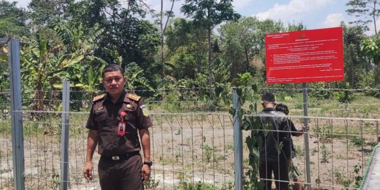 Tim Kejati DIY memasang papan keterangan penyitaan tanah mantan Kepala Dispertaru DIY Krido Suprayitno