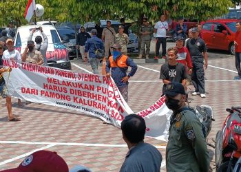Unjuk Rasa menuntut diberhentikannya Sri Wahyunarti Kasi Jogoboyo Kalurahan Sidorejo Godean