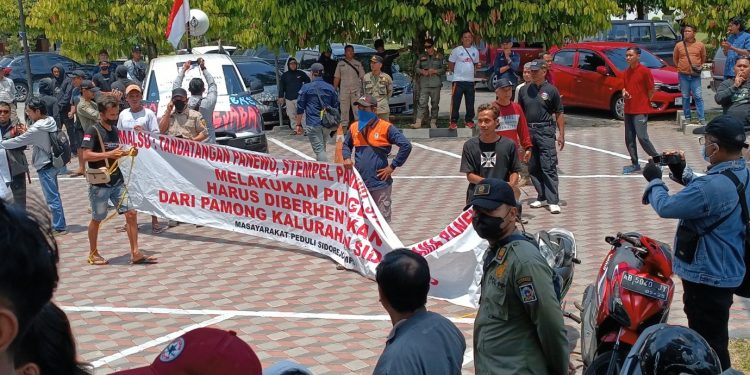 Unjuk Rasa menuntut diberhentikannya Sri Wahyunarti Kasi Jogoboyo Kalurahan Sidorejo Godean