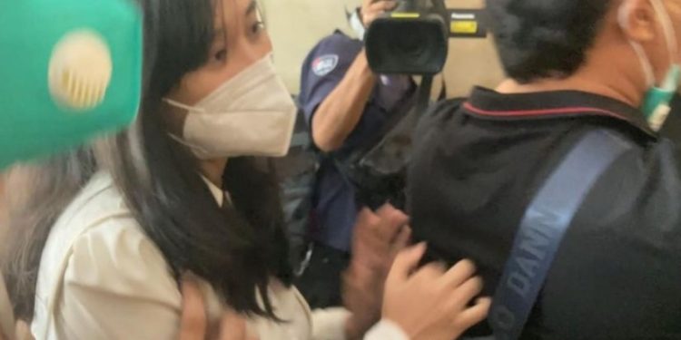 Virly Virginia saat tiba di Polda Metro Jaya