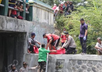 Proses evakuasi jenazah dua bayi perempuan