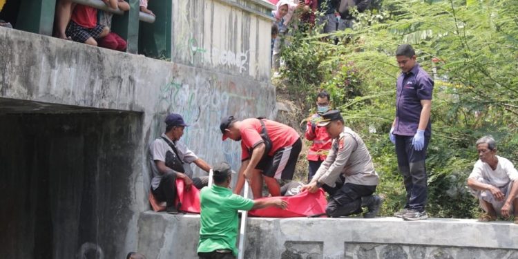 Proses evakuasi jenazah dua bayi perempuan
