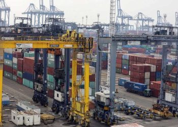 Aktivitas bongkar muat peti kemas di pelabuhan Tanjung Priok