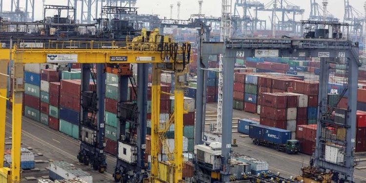 Aktivitas bongkar muat peti kemas di pelabuhan Tanjung Priok