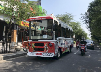 Bus Jogja Heritage Track di melintas jalanan Malioboro