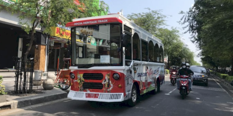 Bus Jogja Heritage Track di melintas jalanan Malioboro