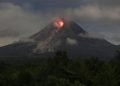 Gunung Merapi mengeluarkan guguran lava pijar dengan jarak maksimum 1,8 kilometer pada Minggu malam