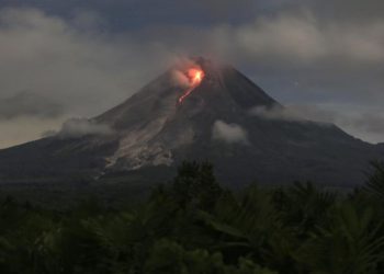 Gunung Merapi mengeluarkan guguran lava pijar dengan jarak maksimum 1,8 kilometer pada Minggu malam