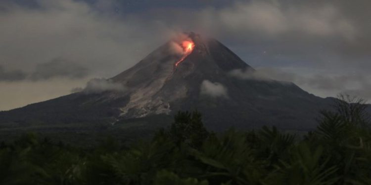 Gunung Merapi mengeluarkan guguran lava pijar dengan jarak maksimum 1,8 kilometer pada Minggu malam