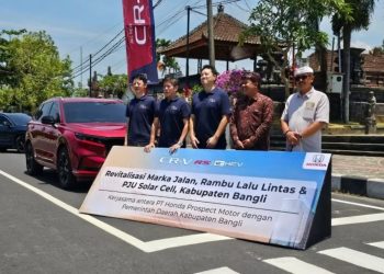 Honda bersama Wakil Bupati Bangli Melakukan Revitalisasi Marka Jalan di Bali