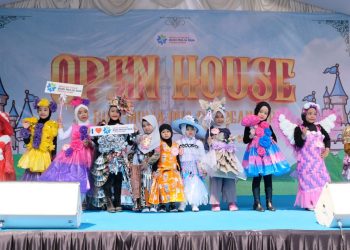 Kegiatan Open House SD BMD Pandeansari di halaman sekolah