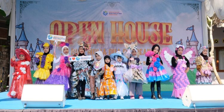 Kegiatan Open House SD BMD Pandeansari di halaman sekolah