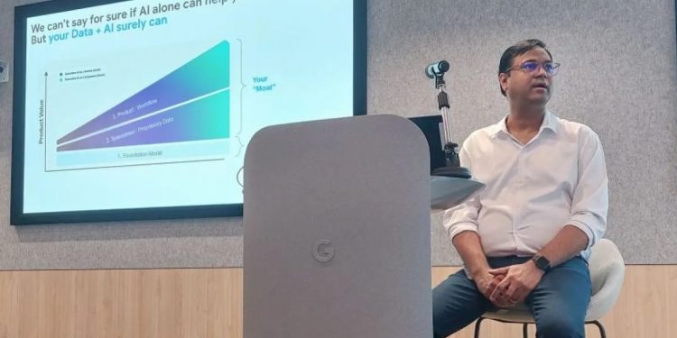 Managing Director Google Cloud Asia Pasifik Mitesh Agarwal memberikan penjelasan dalam Google Cloud SEA AI Media Summit 2023 di Singapura