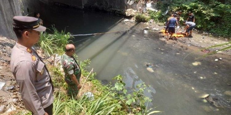 Mayat Misterius Ditemukan di Bawah Jembatan Jalan Jogja-Solo Delanggu. Mayat pria misterius di Sungai Pusur, bawah jembatan jalan Jogja-Solo