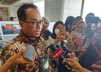 Menteri Perhubungan RI Budi Karya Sumadi saat menyampaikan keterangan kepada wartawan di Stasiun Kereta Cepat Jakarta-Bandung Halim