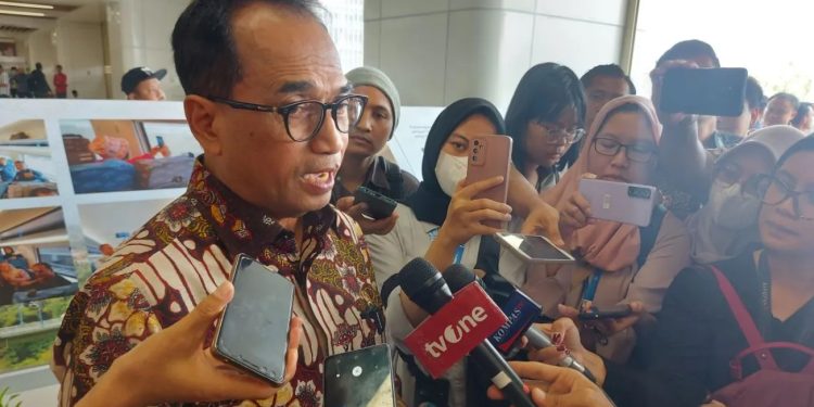 Menteri Perhubungan RI Budi Karya Sumadi saat menyampaikan keterangan kepada wartawan di Stasiun Kereta Cepat Jakarta-Bandung Halim