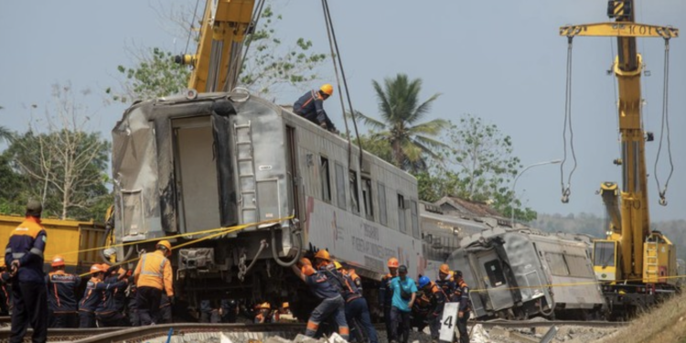 Petugas berusaha mengevakuasi KA Argo Semeru yang mengalami kecelakaan di kawasan Kalimenur, Sukoreno, Sentolo, Kulonprogo.