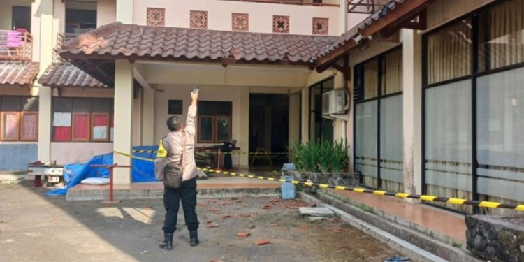 Polisi saat melakukan olah TKP di lokasi tewasnya mahasiswi UMY di Kasihan