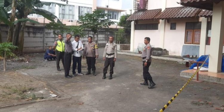 Polisi saat melakukan olah TKP di lokasi tewasnya mahasiswi UMY di Kasihan, Bantul