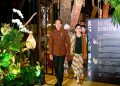 Presiden Joko Widodo didampingi Ibu Iriana Joko Widodo secara resmi membuka pagelaran Istana Berbatik yang digelar di halaman depan Istana Merdeka